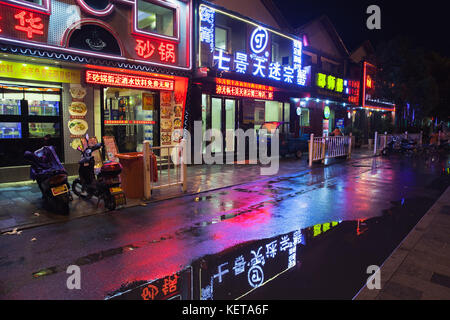 Hangzhou, Chine - décembre 3, 2014 : chinese night city street, avec des néons colorés publicité sur le mur Banque D'Images