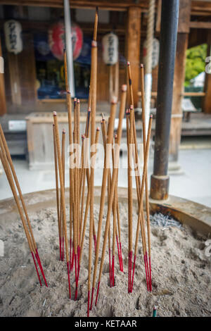 Bâtons d'encens dans le Kinkaku-ji temple d'or, Kyoto, Japon Banque D'Images