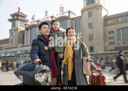 Famille heureuse à la gare Banque D'Images