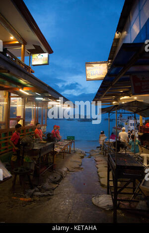 Restaurants de fruits de mer au crépuscule à El Nido, Palawan island Banque D'Images