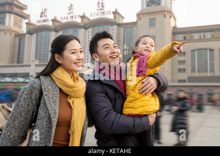 Famille heureuse en face de la place Banque D'Images