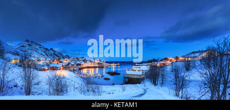 Le village de pêcheur sur sorvagen îles Lofoten par nuit, la Norvège Banque D'Images