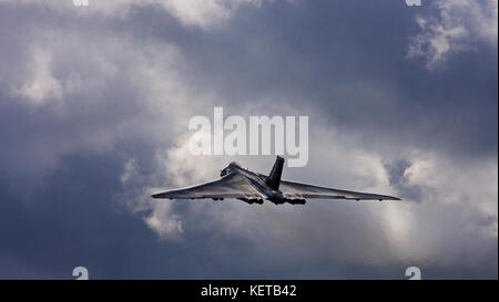 Un vulcain b2 prend son envol dans les nuages orageux Banque D'Images