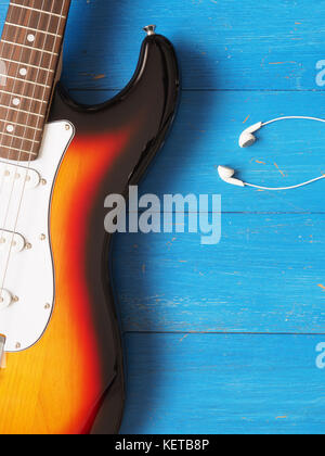 Concept image, musique guitare vintage avec écouteurs sur un fond de bois rustique, jazz, rock ou blues music concept Banque D'Images