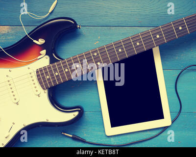 Concept image, musique guitare vintage avec écouteurs sur un fond de bois rustique, jazz, rock ou blues music concept Banque D'Images