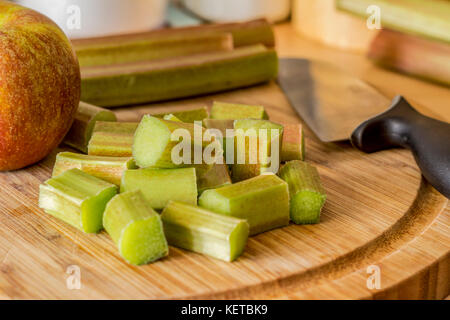 La rhubarbe et Apple on a chopping board Banque D'Images