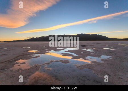 Les nuages roses au coucher du soleil se reflètent sur la croûte de sel du Salar de Uyuni Sud Lipez Bolivie Amérique du Sud Banque D'Images