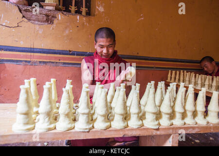 Les moines bouddhistes créer l'artisanat typique dans le monastère de Thimphu Asie Bhoutan wangdue Banque D'Images