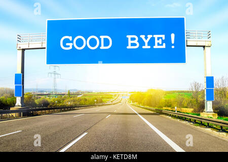 Signe de l'autoroute bleue sur la route en journée ensoleillée avec des mots au revoir sur elle Banque D'Images