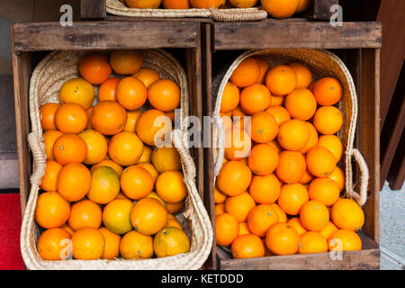 Oranges lumineuses en vente dans deux paniers dans les rues de Palma, Majorque, Espagne Banque D'Images