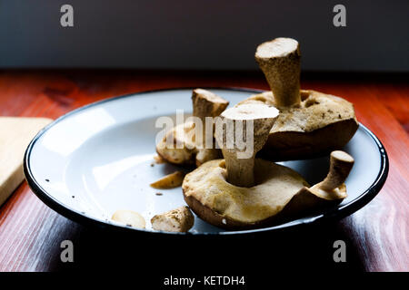 En attente de champignons préparation sur une table de cuisine Banque D'Images