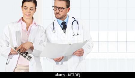 Les médecins avec les dossiers médicaux, concept de consulting Banque D'Images