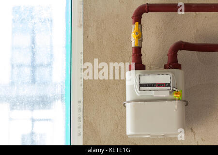 Compteur de gaz dans une maison sous le renouveau. Piscine compteur de gaz utilisé pour mesurer la consommation de gaz naturel dans les bâtiments / maisons. Banque D'Images