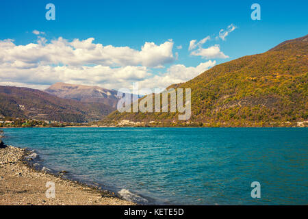 Lac de montagne. Belle vue panoramique sur l'automne Réservoir Zhinvali en Géorgie, pays de l'Europe Banque D'Images