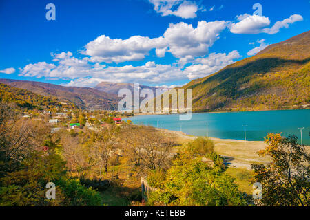 Lac de montagne. Belle vue panoramique sur l'automne Réservoir Zhinvali en Géorgie, pays de l'Europe Banque D'Images