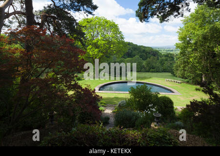 Une vue de la piscine semi-circulaire dans le bas jardin vu à partir du milieu du jardin Banques Kiftsgate Court, Cotswolds, Gloucestershire, Angleterre. Banque D'Images