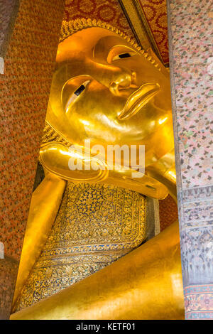 Bouddha couché du Wat Pho à Bangkok, Thaïlande Banque D'Images