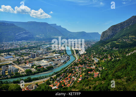 Vue imprenable avec pont sur la rivière isère .Vue de dessus, à partir de fort de la Bastille à Grenoble, France Banque D'Images