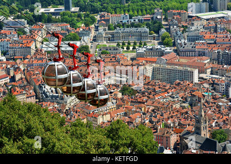 Les bulles - télécabine téléphérique sphérique en tenant les passagers du centre de la ville de fort de la bastille,grenoble,France Banque D'Images