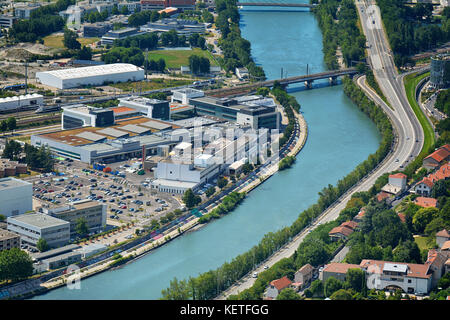 Vue imprenable avec pont sur la rivière isère .Vue de dessus, à partir de fort de la Bastille à Grenoble, France Banque D'Images