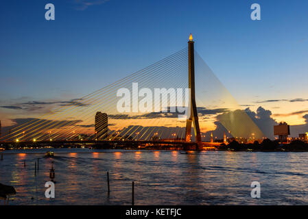 Grand pont suspendu au coucher du soleil / Rama 8 bridge à l'heure du coucher du soleil Banque D'Images