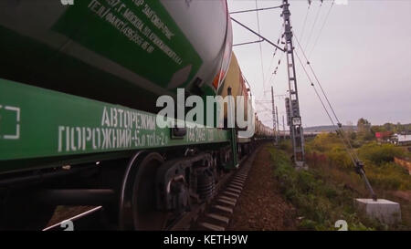 Le train de marchandises passe par le pont. Train ou train de marchandises va sur rails. Vue sur les trajets en train de marchandises sur les voies près de la forêt. Wagons de chemin de fer. Tr Banque D'Images