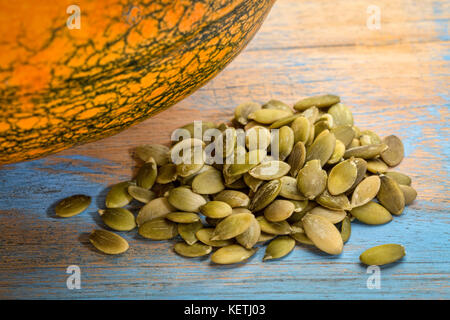 Un tas de matières, décortiquées Graines de citrouille citrouille fraîche avec en arrière-plan Banque D'Images