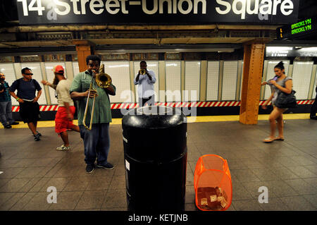 Musiciens qui jouent sur la plate-forme de la station de métro Union Square. Banque D'Images