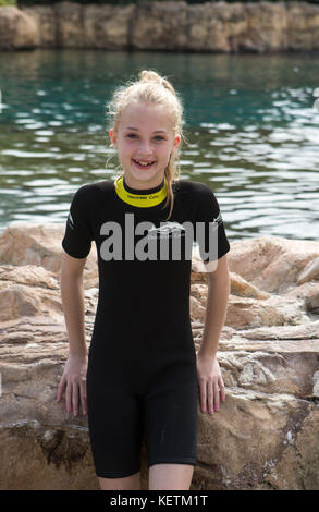 Jaz Ellis, 8 ans, de Poole, Dorset après avoir nagé avec un dauphin lors de la visite en vol du DreamFlight à Discovery Cove à Orlando, en Floride. Banque D'Images