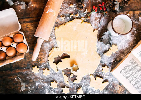 Baking gingerbread cookies au moment de Noël. Banque D'Images