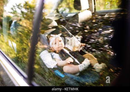 Petit bébé attaché avec la ceinture de sécurité en voiture de sécurité conducteur. Banque D'Images