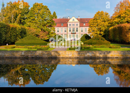 Palais des abbés construit dans le style rococo et situé dans le parc d'Oliwa. Décor de l'automne. Gdansk, Pologne. Banque D'Images