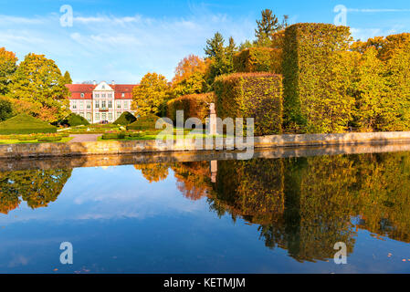 Palais des abbés construit dans le style rococo et situé dans le parc d'Oliwa. Décor de l'automne. Gdansk, Pologne. Banque D'Images