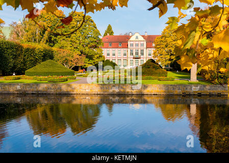 Palais des abbés construit dans le style rococo et situé dans le parc d'Oliwa. Décor de l'automne. Gdansk, Pologne. Banque D'Images