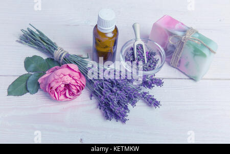 Savon artisanal avec baignoire spa et accessoires. lavande séchées et nostalgique rose rose Banque D'Images