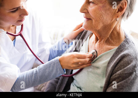 Syndicat de la santé et a senior woman lors de visite à domicile. Banque D'Images