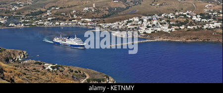 Départ du navire le port de Gavrio à Andros island, Cyclades, Grèce Banque D'Images