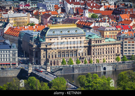 Vue sur le Théâtre National de Prague par une belle journée ensoleillée le long de la rivière Vltava, République Tchèque Banque D'Images