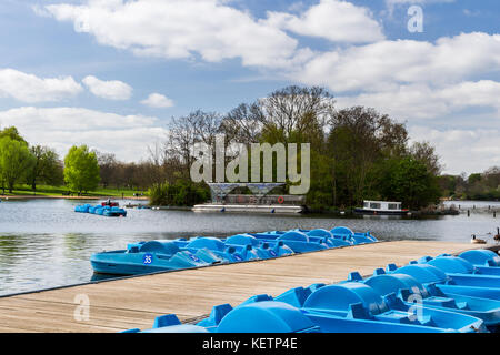 Pédalo sur le lac du parc sur sunny day Banque D'Images