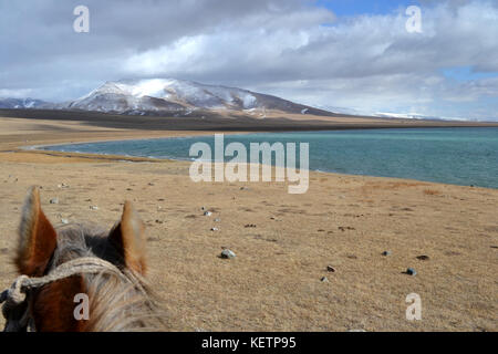 Photos prises lors d'un 3-journée équitation trek au Kirghizistan au lac song kol. Les montagnes, les paysages, les steppes et les chevaux. Banque D'Images