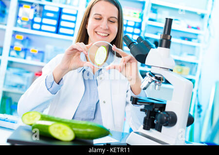 Contrôler les fruits et légumes pour les éléments nocifs. laboratoire de qualité de l'inspection des aliments Banque D'Images