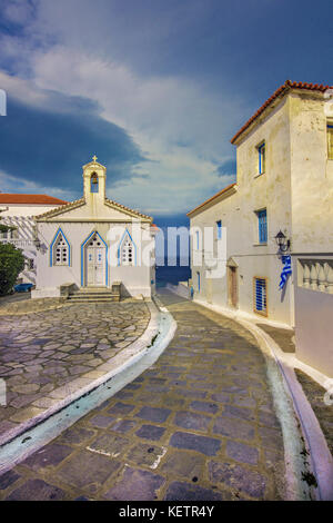 Chemin pavées pittoresques typiques dans le style médiéval de Chora (Hora) Village de l'île d'Andros, Grèce Banque D'Images