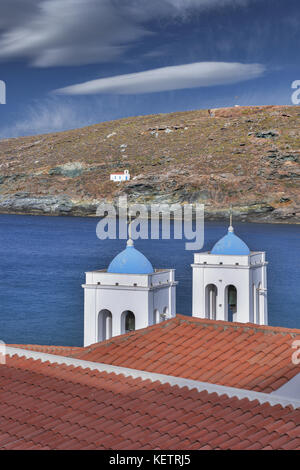 Les clochers d'une église typique des Cyclades à Chora (Hora) dans l'île d'Andros, Grèce Banque D'Images