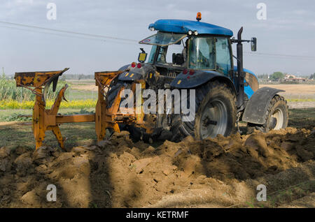 Vue d'un tracteur qui laboure le sol Banque D'Images