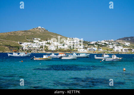 Des bateaux de pêche à la baie d''Ornos, Mykonos, Cyclades, grec Banque D'Images