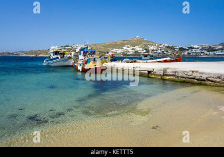 Des bateaux de pêche à la baie d''Ornos, Mykonos, Cyclades, grec Banque D'Images
