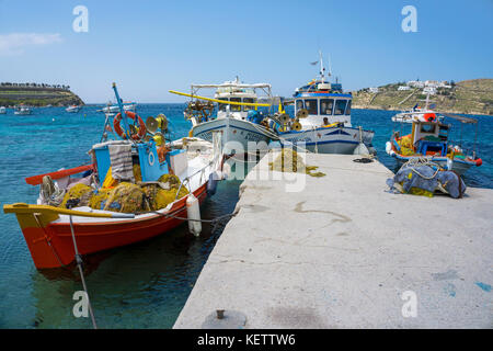 Des bateaux de pêche à la baie d''Ornos, Mykonos, Cyclades, grec Banque D'Images