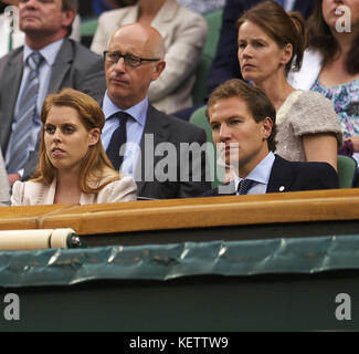 Londres, ANGLETERRE - 28 JUIN : la princesse Beatrice et Dave Clark assistent au match de finale-ronde entre Sabine Lisicki, d'Allemagne, et Marion Bartoli, de France, le huitième jour des championnats de tennis sur gazon de Wimbledon, au All England Lawn tennis et au Croquet Club, le 28 juin 2011 à Londres, en Angleterre. Personnes: Princess Beatrice Dave Clark Réf. Transmission: Hoo-Me.com / Mediapunch Banque D'Images