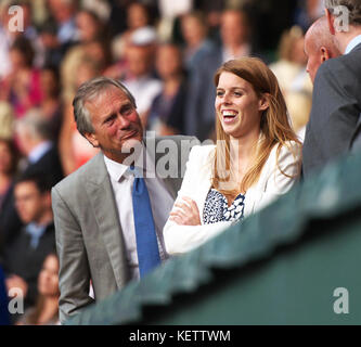 Londres, ANGLETERRE - 28 JUIN : la princesse Beatrice assiste au match de finale-ronde entre Sabine Lisicki, d'Allemagne, et Marion Bartoli, de France, le huitième jour des championnats de tennis de pelouse de Wimbledon, au All England Lawn tennis and Croquet Club, le 28 juin 2011 à Londres, en Angleterre. People: Princess Beatrice Transmission Ref: Hoo-Me.com / Mediapunch Banque D'Images