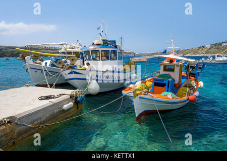 Des bateaux de pêche à la baie d''Ornos, Mykonos, Cyclades, grec Banque D'Images